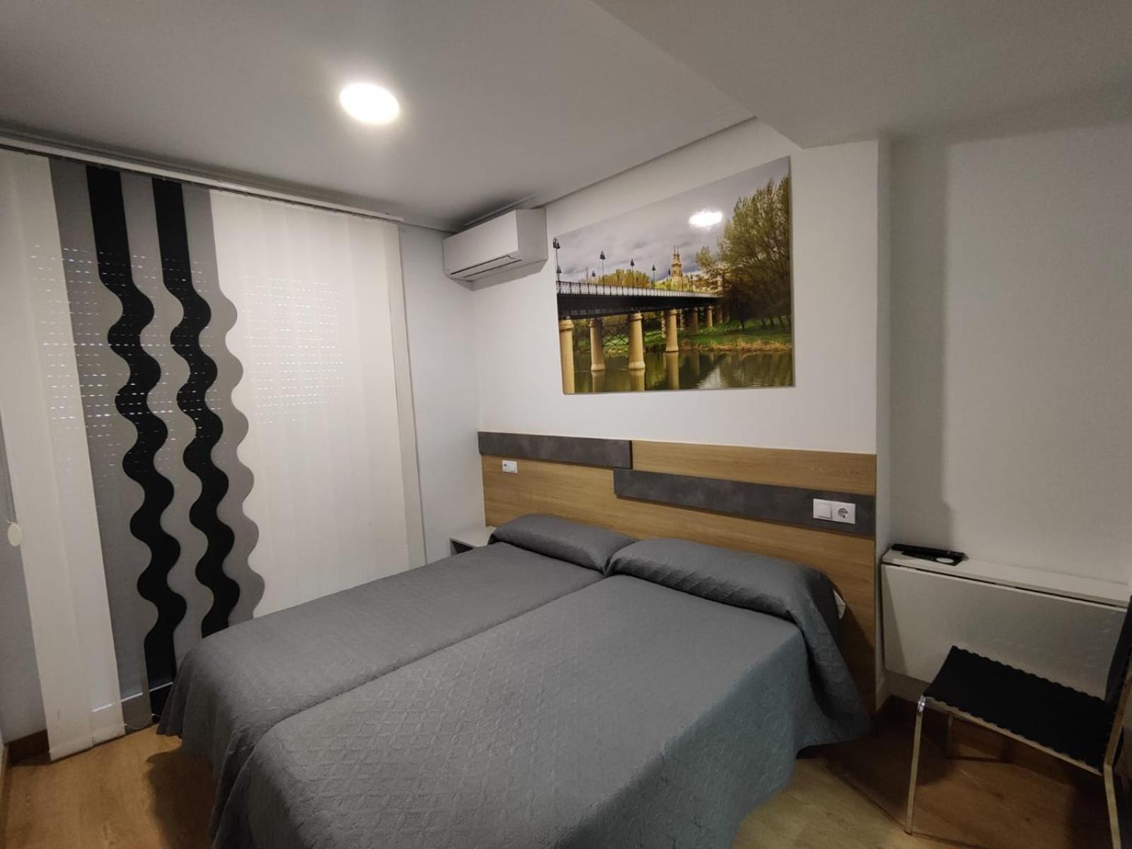 Hostal Rioja Condestable Logrono Bagian luar foto